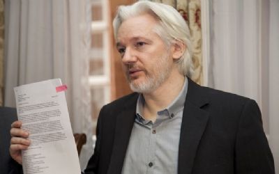 Fundador do WikiLeaks, Julian Assange  preso na embaixada do Equador em Londres