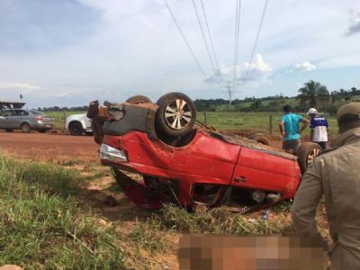 Duas pessoas morrem aps carro com 8 passageiros tombar em estrada