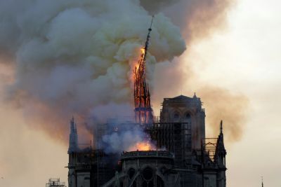 Incndio em Notre-Dame est extinto, mas estado de vitrais e de rgo preocupa - veja vdeo