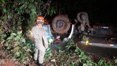 Vídeo | Caminhão tomba em córrego e motorista morre preso na cabine