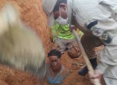 Bombeiros resgatam trabalhador soterrado em rede de gua