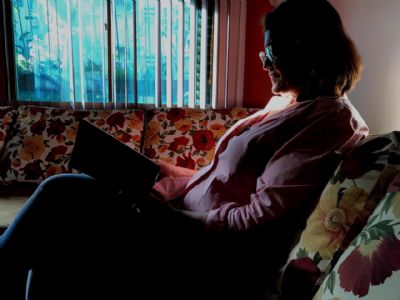 Mulher vive sem energia h quase um ano em Cuiab