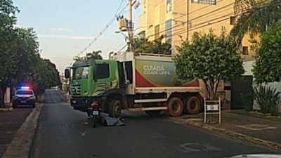 Motociclista morre aps atingir caminho de coleta de lixo em Cuiab