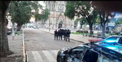 Vdeo | Festa termina com vandalismo e som alto em praa; PM usa gs e granadas