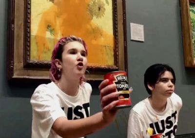 Vdeo | Ativistas jogam sopa de tomate em obra de Van Gogh