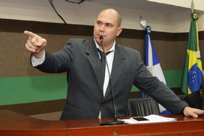 'Cmara fica de joelhos para a m gesto do prefeito', diz Ablio