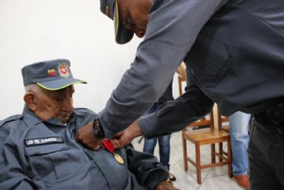 Comandante da PM entrega medalha Mrito Sangue de Mato Grosso a cabo de 98 anos
