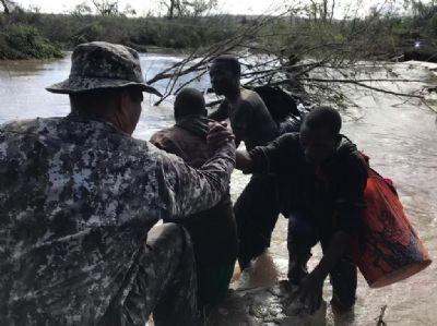 Bombeiros de Mato Grosso trabalham no resgate s vtimas de ciclone na frica