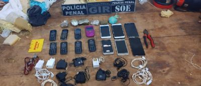 Trs so presos tentando jogar celulares e drogas para dentro do Presdio