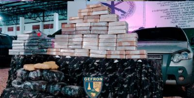 Dupla  presa transportando 87,9 quilos de drogas escondidos em caminhonete