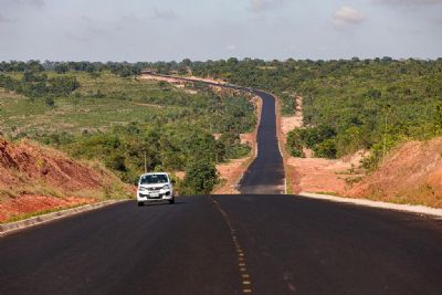 Governo entrega mais de 1.200 km de asfalto novo em trs anos