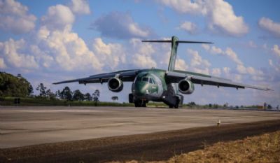 Avio da FAB que resgatar brasileiros decola nesta segunda para a Polnia