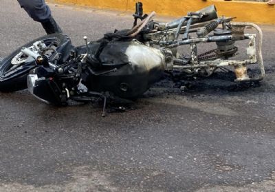 Vdeo | Moto pega fogo e motociclista fica gravemente ferido aps colidir com nibus