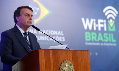 Bolsonaro defende liberdade e cogita decreto de livre circulao