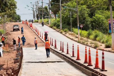 Governo comea a construir pistas de concreto do sistema BRT na Avenida do CPA