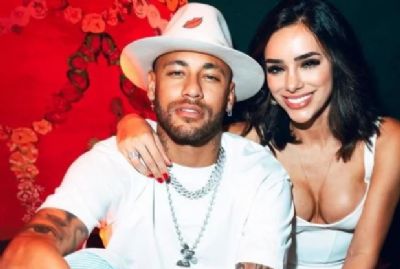 Ex-namorada de Neymar publica foto com jogador e balana redes sociais