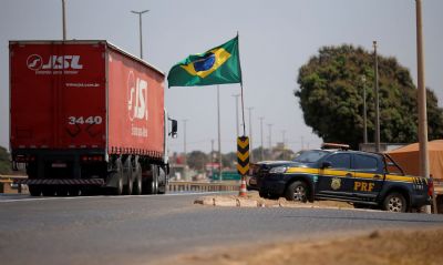 Alexandre de Moraes manda PRF desbloquear  rodovias federais