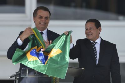 Bolsonaro e Mouro participam de cerimnia militar de troca de comando no RS