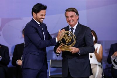 Bolsonaro e primeira-dama recebe Prmio Marechal Rondon de Comunicaes
