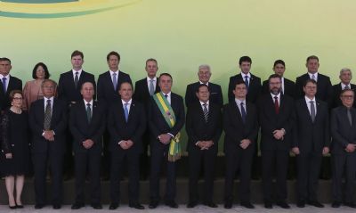 Alm de Bolsonaro, covid-19 atingiu ministros e quase 30% dos governadores