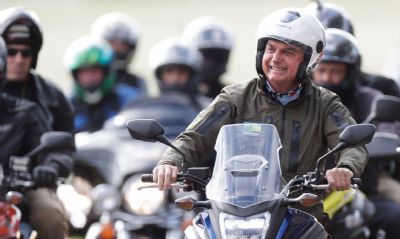 Ao som de 'mito', Bolsonaro participa de motociata em Presidente Prudente