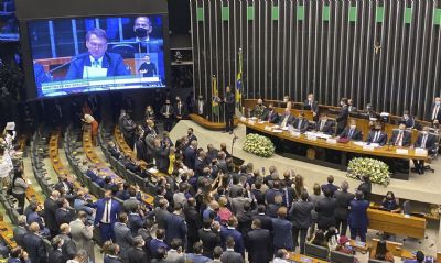 Bolsonaro ouve gritos de 'genocida' e rebate: 'Nos vemos em 2022'