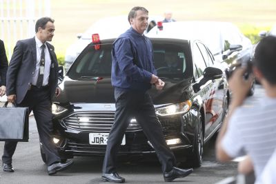 Bolsonaro  questionado sobre deixar o PSL e diz que 'seu partido  o Brasil'