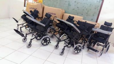 Escola distribui cadeira de rodas personalizadas para seus alunos