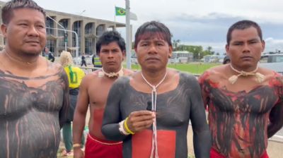 Ministro determina prisão de indígena e manifestantes tentam invadir sede da PF em Brasília