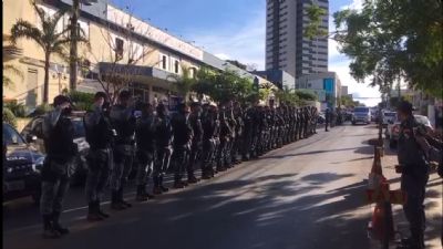 Policiais fazem homenagem a sargento Salvaterra e seguem em cortejo; Veja vdeo