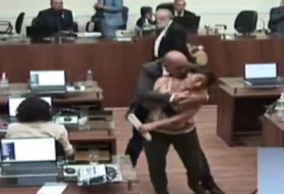 Vdeo | Vereador do PSC tenta agarrar e beijar colega de Parlamento  fora durante sesso