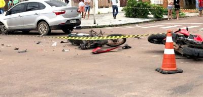 Um jovem morre e outro fica gravemente ferido em acidente entre duas motos e um carro