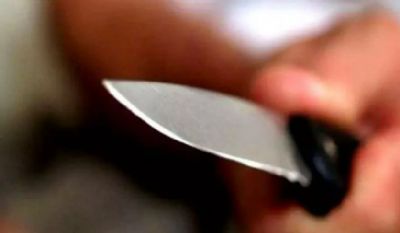 Homem esfaqueia a esposa e depois crava a faca no prprio peito