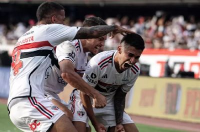 So Paulo arranca empate do Flamengo em Morumbi lotado e  campeo da Copa do Brasil