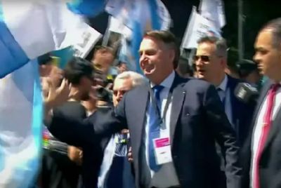 Bolsonaro  ovacionado ao chegar para posse de Milei