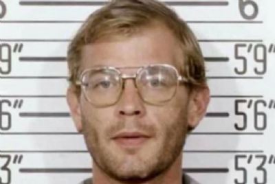 Urna funerria de Jeffrey Dahmer  colocada  venda por R$ 1 milho