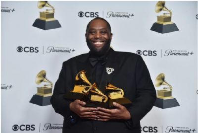 Rapper recebe três troféus Grammy e sai algemado da premiação
