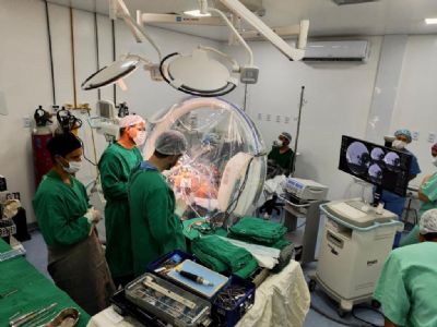 Hospital Metropolitano realiza primeira neurocirurgia para melhorar sintomas da doena de Parkinson