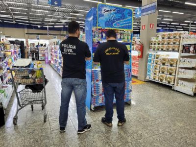Fiscalizao vai a supermercado conferir denncias de produtos vencidos e preos alterados