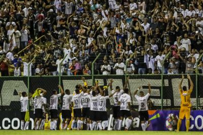 Internacional e Corinthians avanam na Copa So Paulo