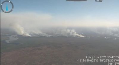 Vdeo | Bombeiros monitoram incndio florestal na Bolvia