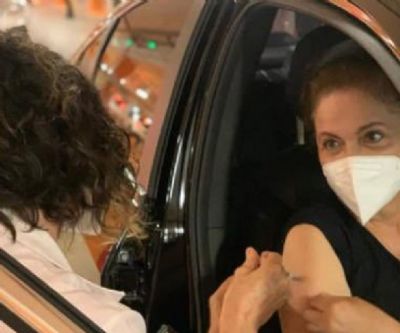 Ex-presidente Dilma Rousseff  vacinada contra a Covid-19 em Porto Alegre