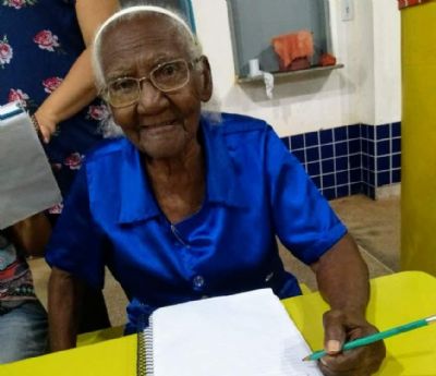 Aos 104 anos, moradora de Araputanga  a aluna mais velha da rede estadual de ensino