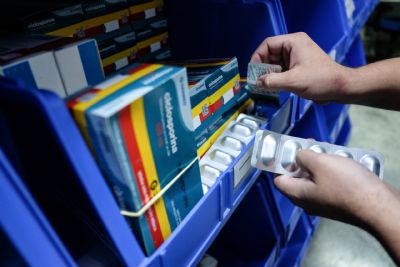 Farmcia de Alto Custo atendeu 11 mil pacientes e entregou 42.802 medicamentos e insumos