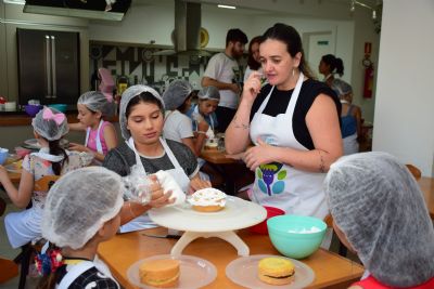 Oficina Minichef ensina crianas a prepararem mini bolo no 5 Sicoob Sabor