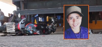Jovem morre ao desviar moto de micro-nibus e acertar traseira de caminho