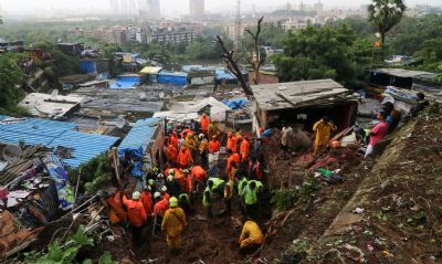 Deslizamentos de terra deixam ao menos 30 mortos em Mumbai, na ndia