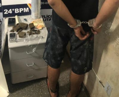 Homem  preso vendendo drogas na porta da prpria casa