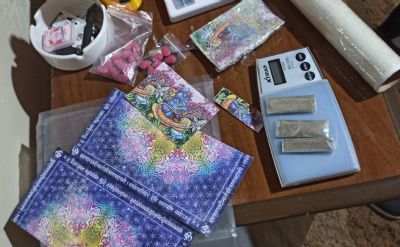 Adolescente  pego com 1.750 selos de LSD e comprimidos de ecstasy