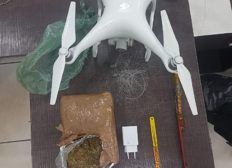 Policiais penais flagram presos da Mata Grande com pacote deixado por drone